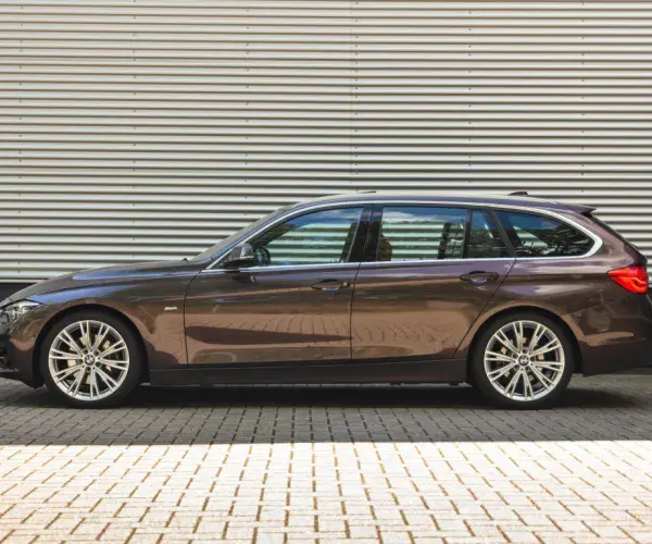 BMW 3-serie Touring 330i Individual Lak + Leder - Panorama - Memoryzetels - Head-up - Trekhaak 2