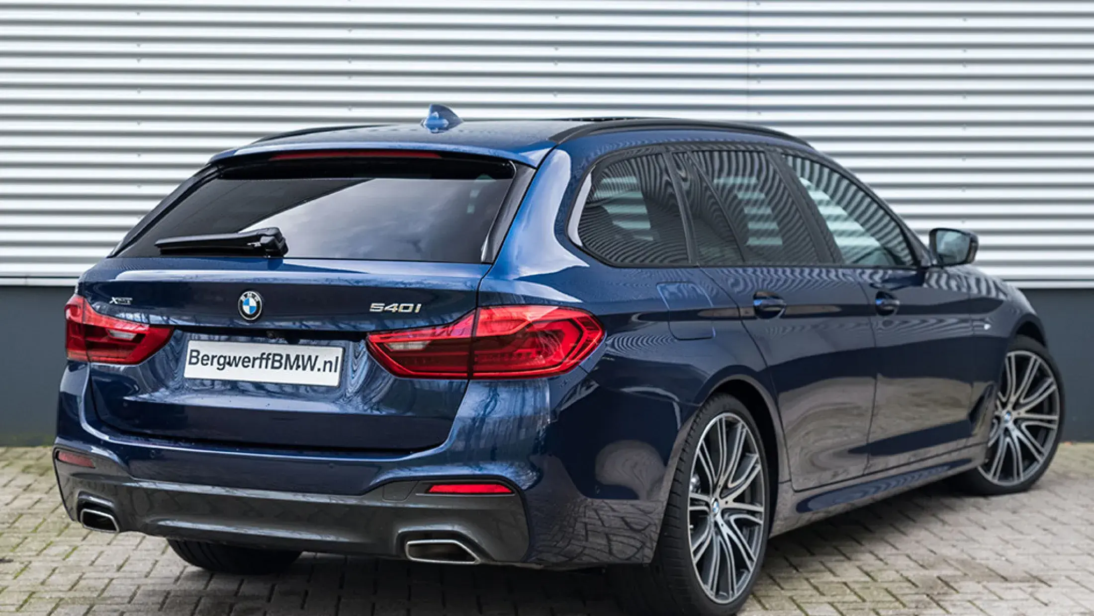 BMW 540i Touring xDrive G31 Mediterran Blauw Elfenbeinwei Bergwerff