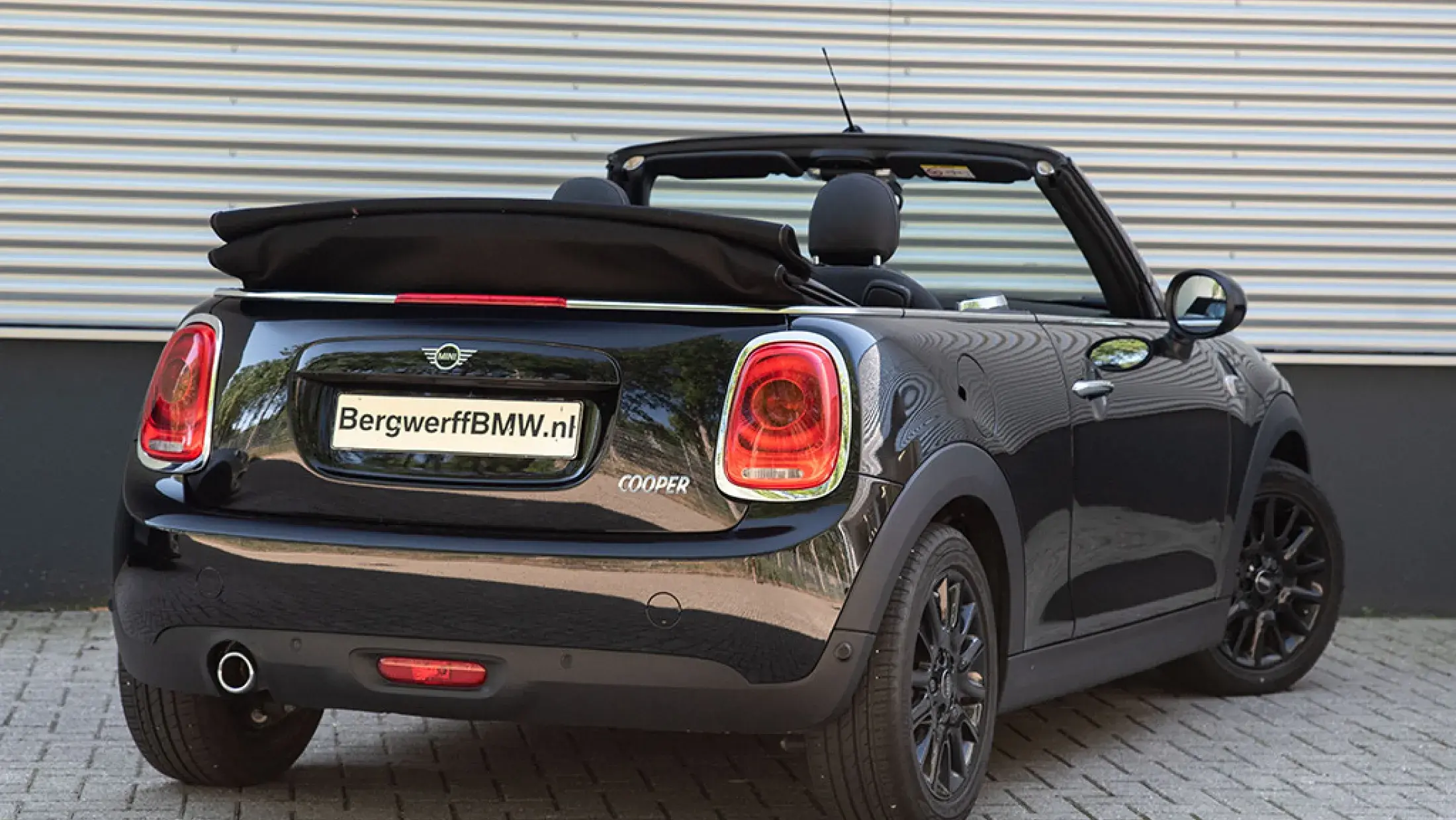 MINI Cooper Cabrio 1.5 Pepper Midnight Black F57 Bergwerff