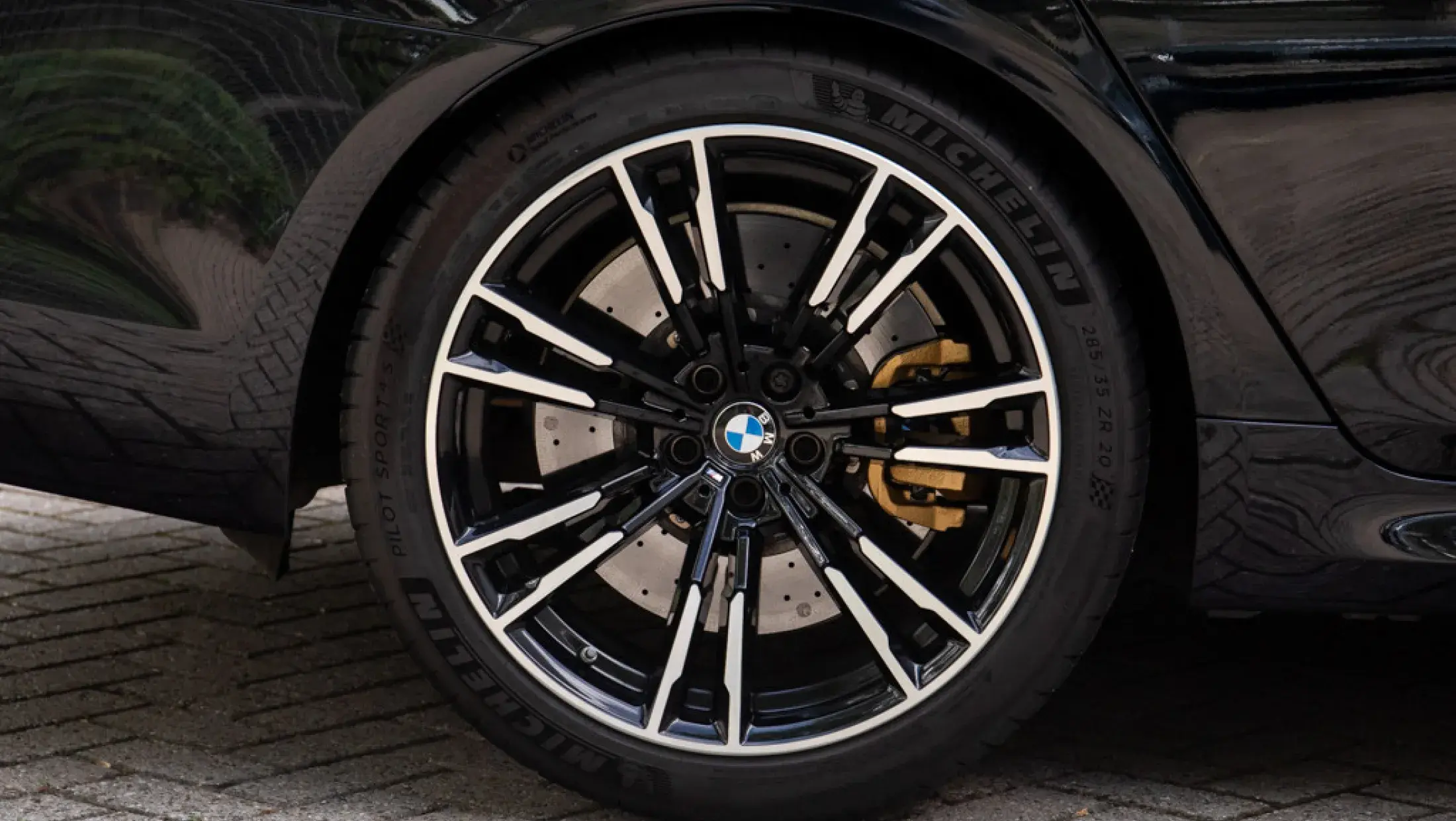 BMW M5 Sedan Carbon Brakes Akrapovic Volleder Merino Silverstone II Azuritschwarz F90 Bergwerff