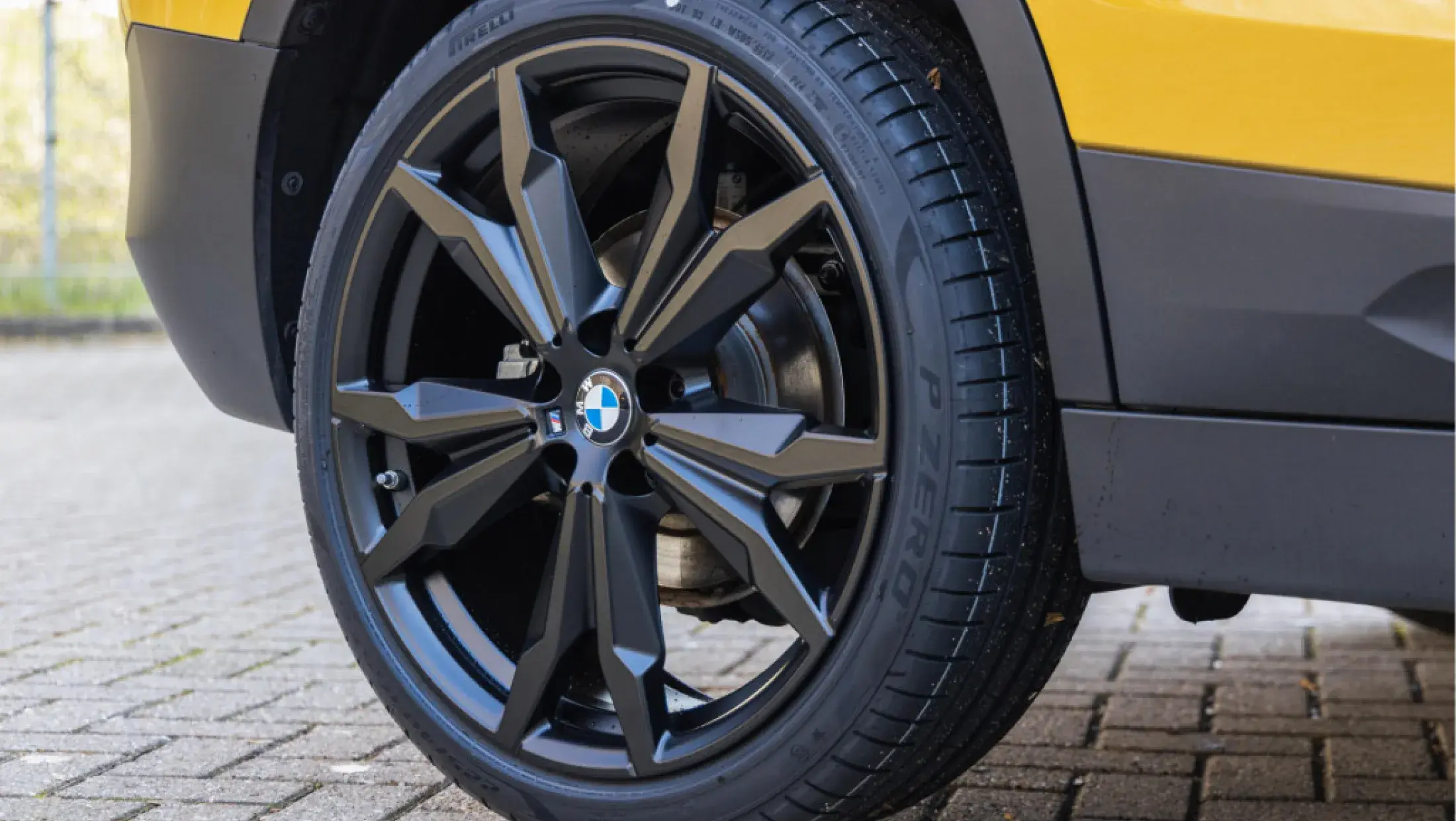 BMW X2 F39 Galvanic Gold Metallic Leder Dakota Schwarz geperforeerd SUV 2019