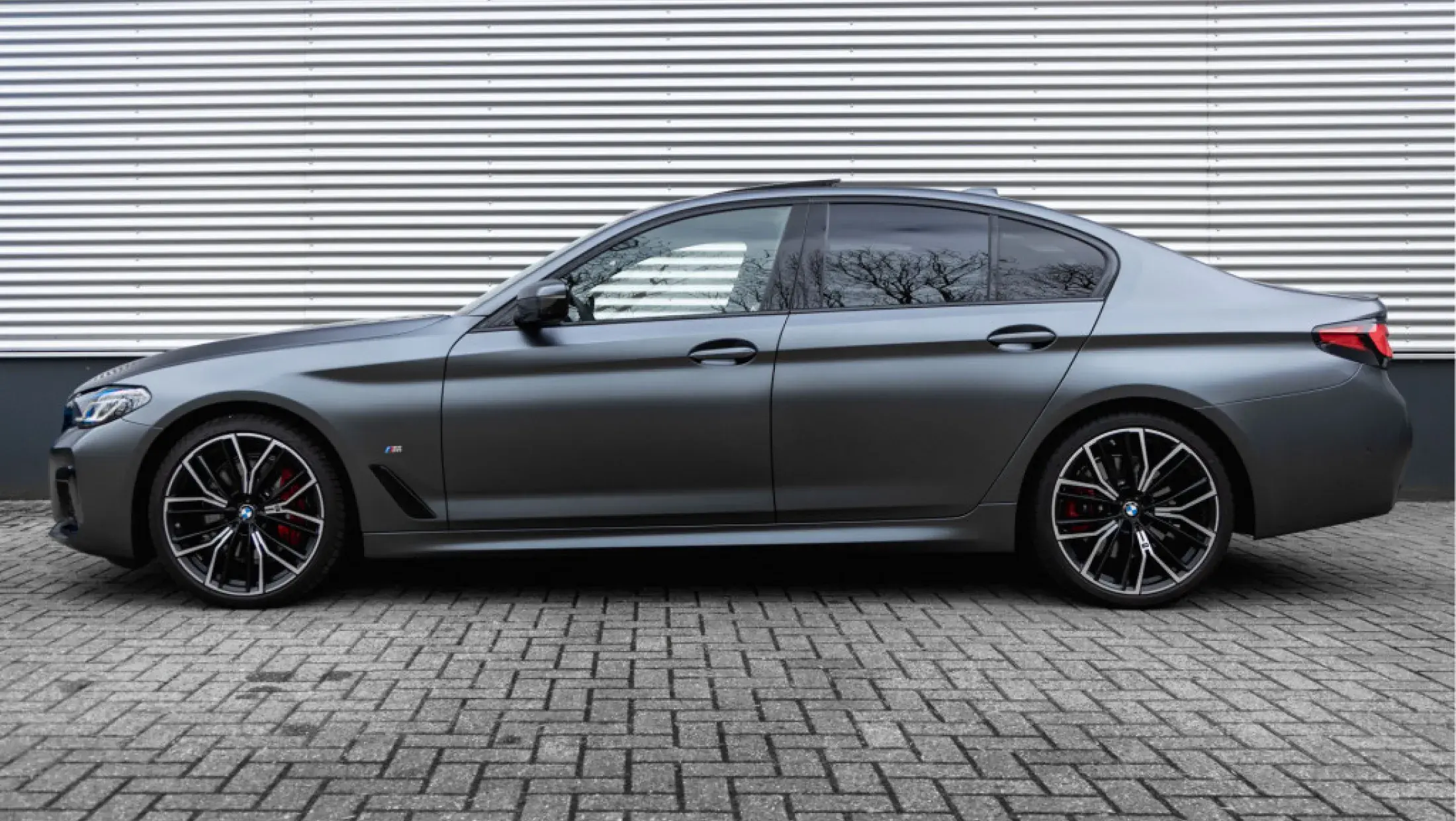 BWM 530i Sedan G30 LCI BMW Individual Frozen Dark Grey BMW Individual vollederen bekleding Tartufo