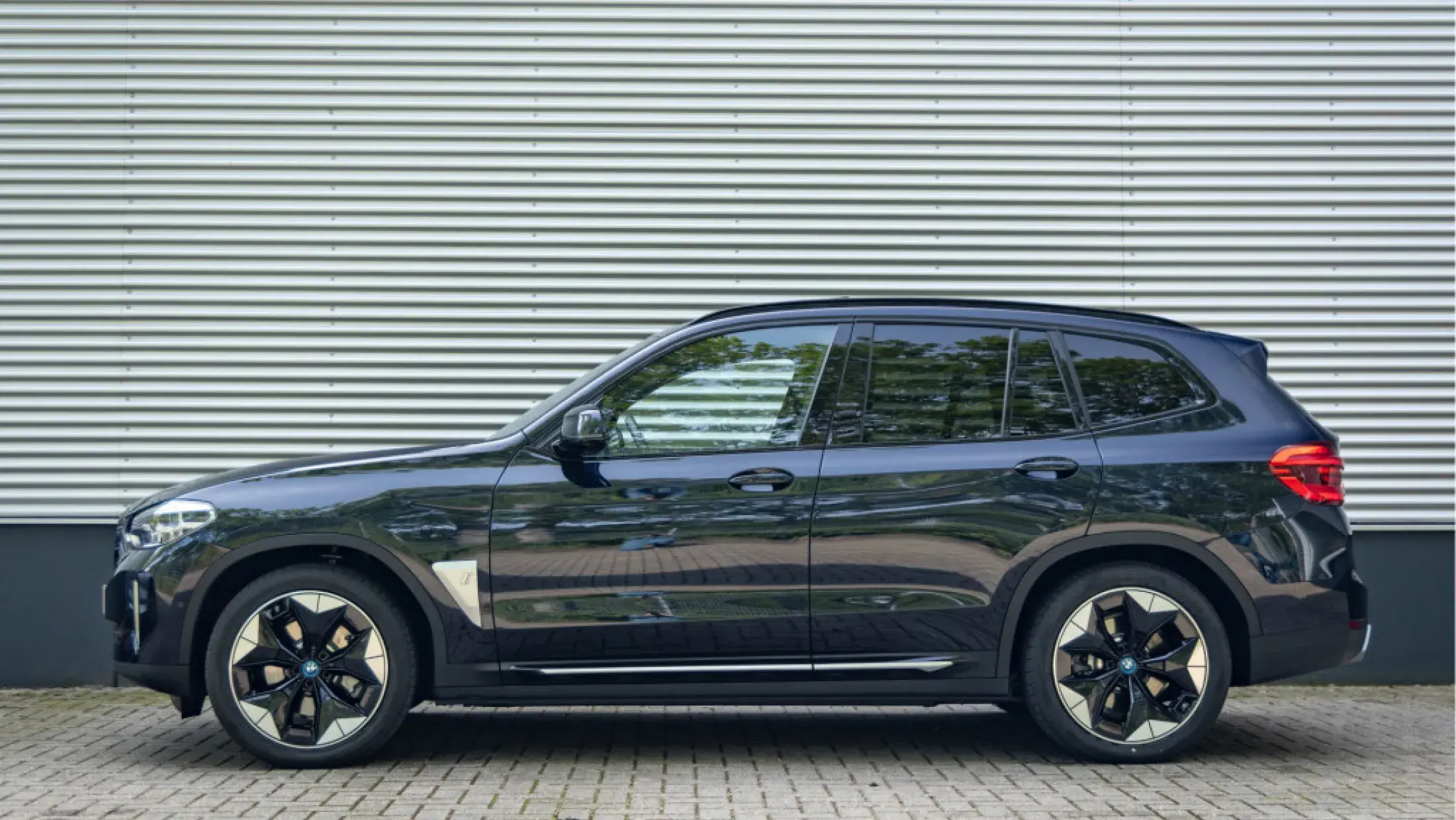 BWM iX3 Electric G08 High Executive Carbon Black Metallic Leder Vernasca Mokka stiksel Schwarz SUV