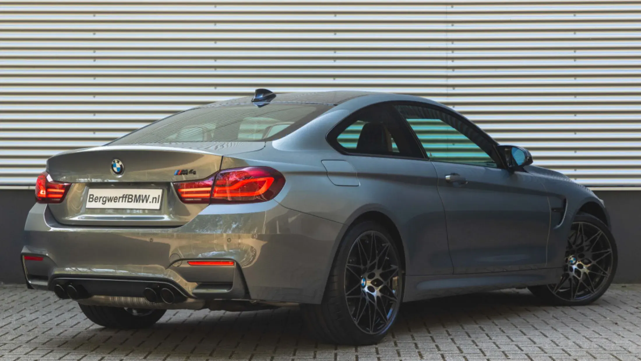 BMW M4 Competition Coupe BMW Individual Special Request Stratus Grey metallic lndividual uitgebreid lederen bekleding Amarobraun