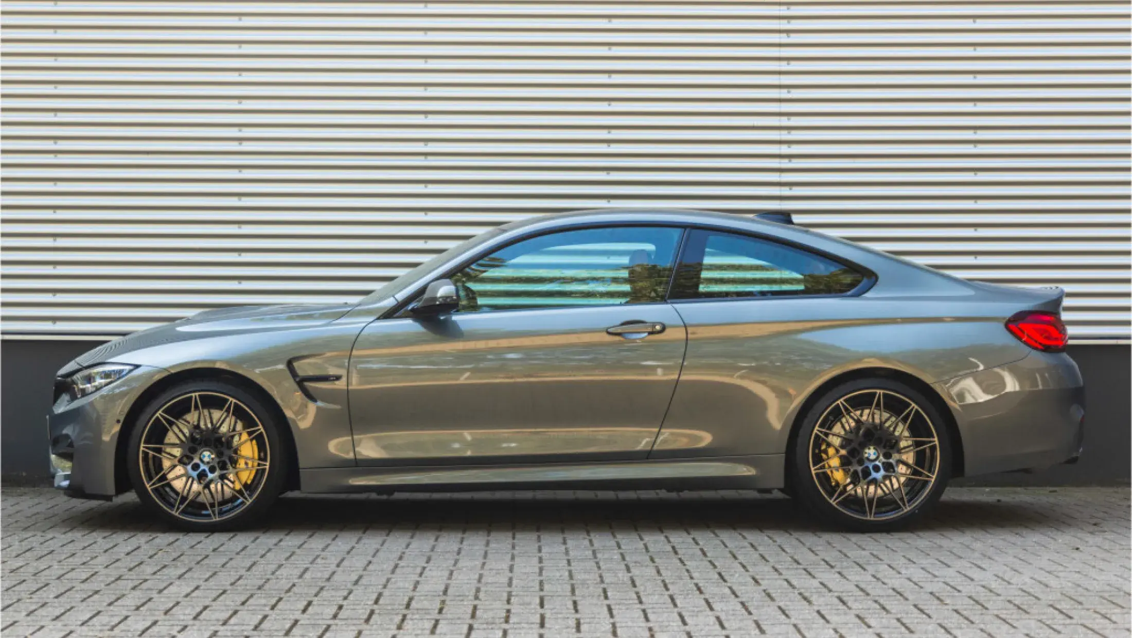 BMW M4 Competition Coupe BMW Individual Special Request Stratus Grey metallic lndividual uitgebreid lederen bekleding Amarobraun