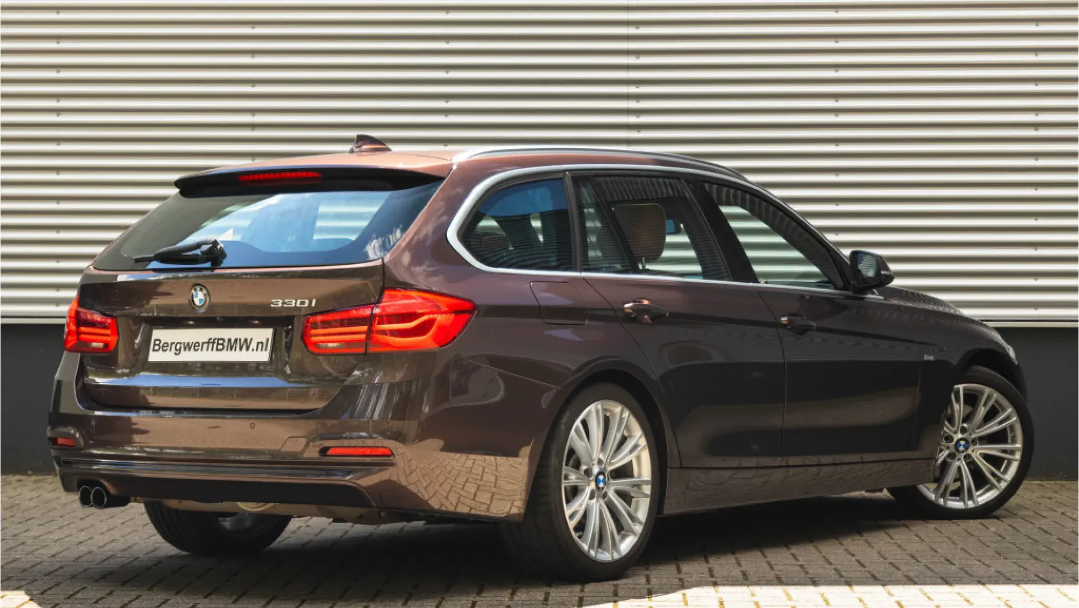 BMW 3-serie Touring 330i Individual Lak + Leder - Panorama - Memoryzetels - Head-up - Trekhaak 2