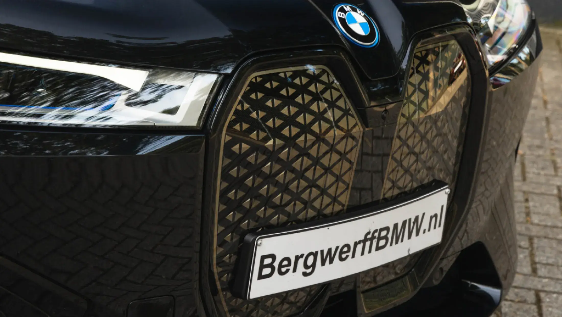 BMW iX xDrive50 - Bowers & Wilkins - black over black 8