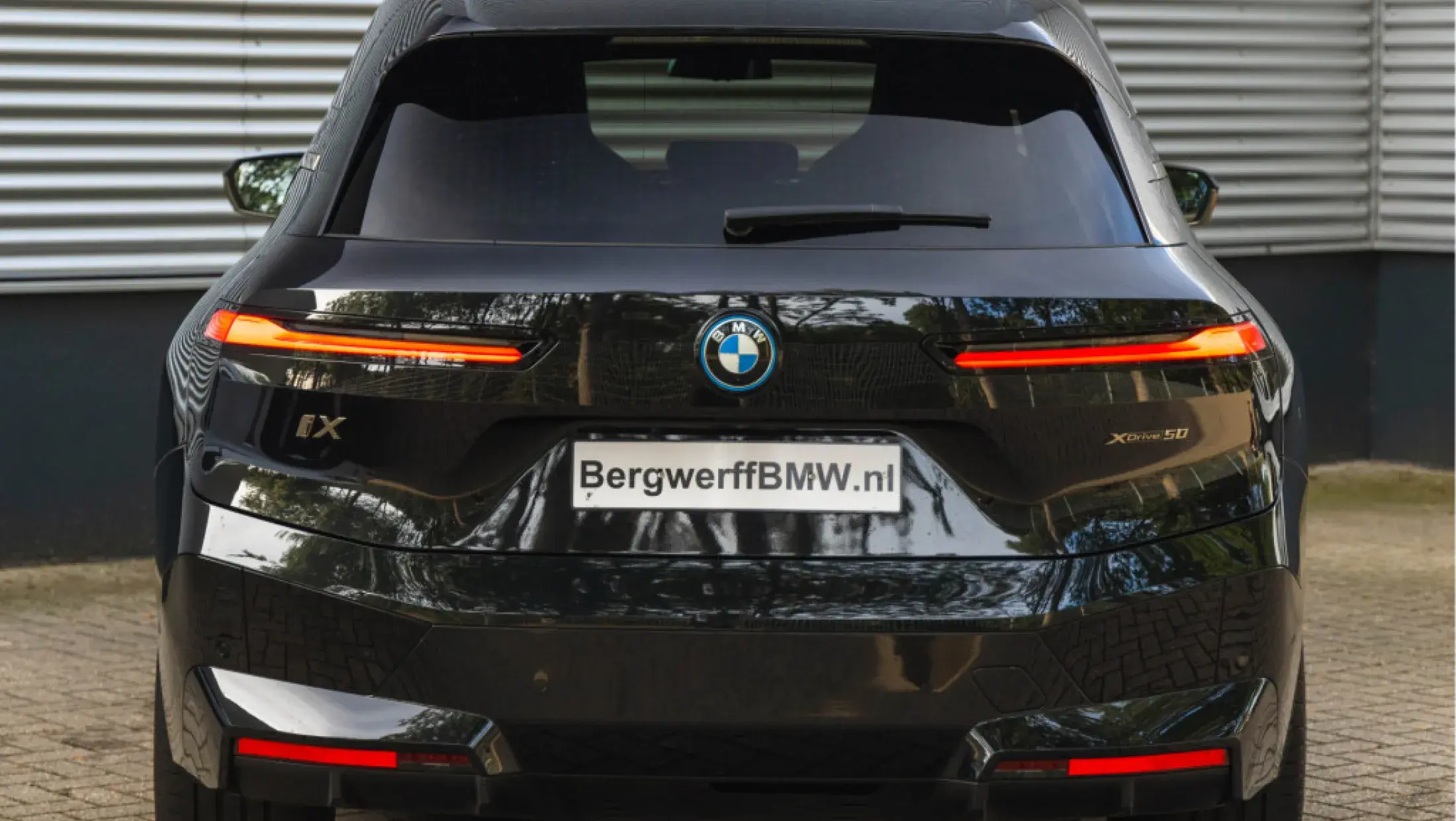 BMW iX xDrive50 - Bowers & Wilkins - black over black 6