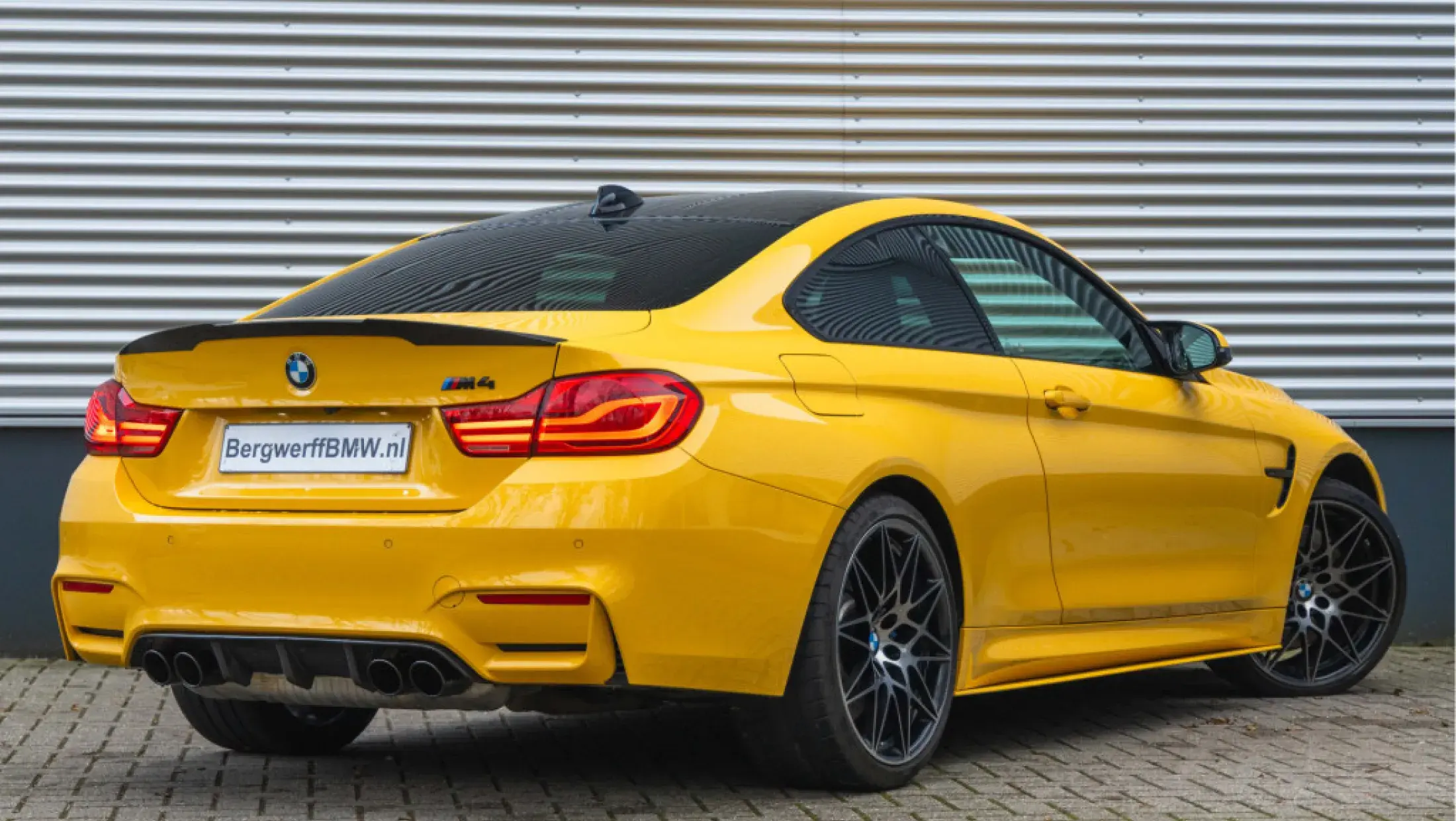 BMW 4-serie Coupé M4 Competition - Individual Speed Yellow 2