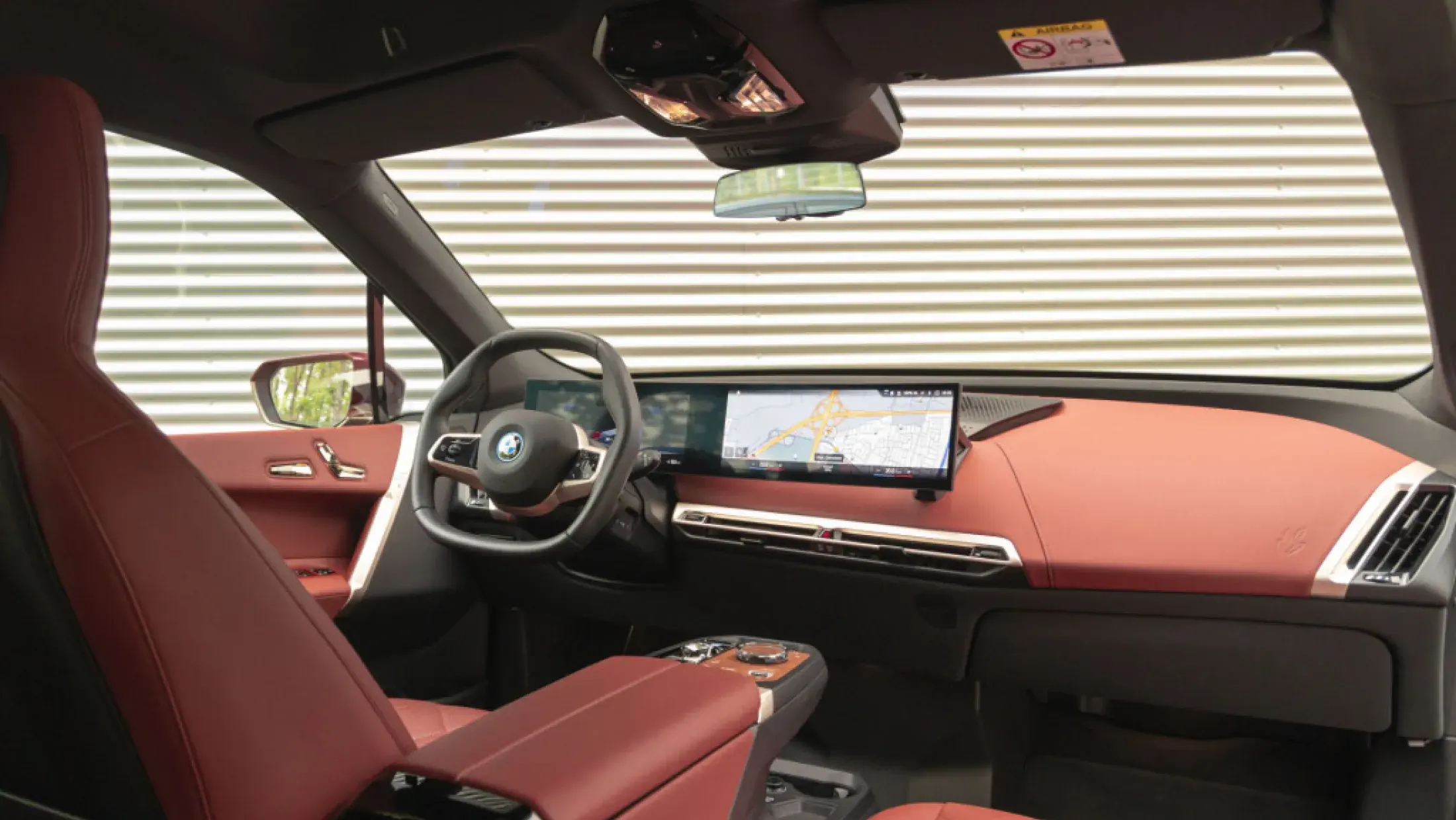 BMW iX xDrive50 High Executive Interieurdesign Suite Castanea Aventurin Red Metallic i20