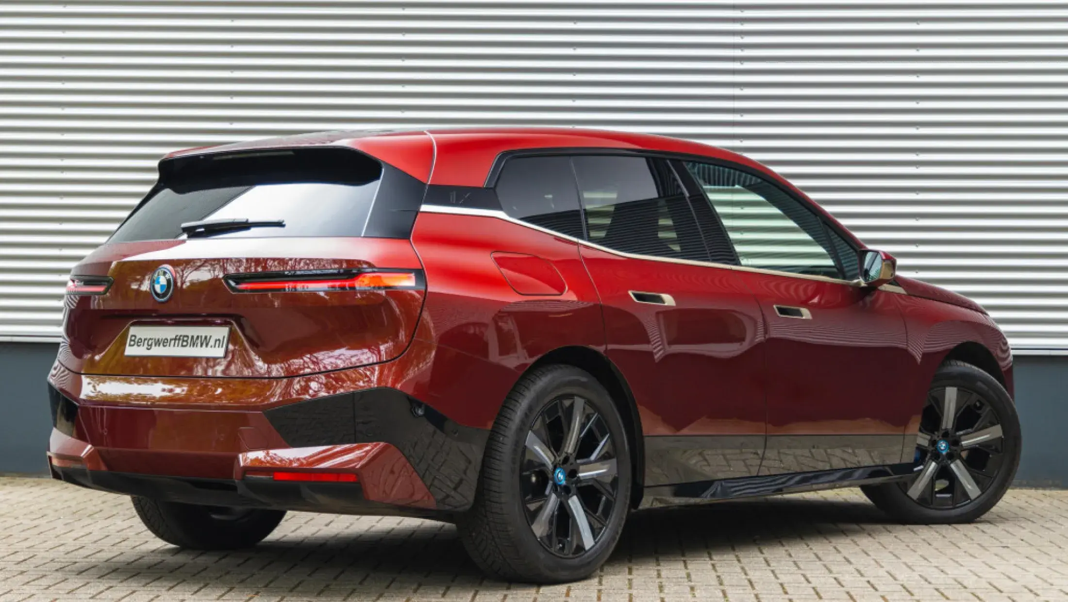 BMW iX xDrive50 High Executive Interieurdesign Suite Castanea Aventurin Red Metallic i20