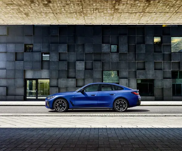 Merk: BMW Modeljaar-reeks: juli 2021 - heden Model code: G26 Transmissie: Automaat Bouwjaar: 2021 Vermogen motor: 477 pk Kleur: Individual Frozen Portimao Blauw metallic Bekleding: Leder Vernasca Schwarz stiksel Blau Schwarz
