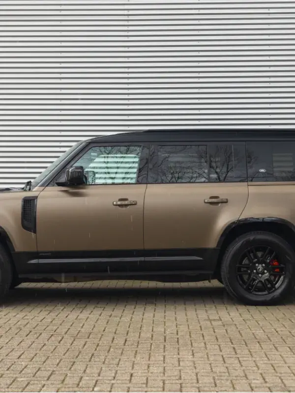 Land Rover Defender 130 P400 Gondwana Stone metallic