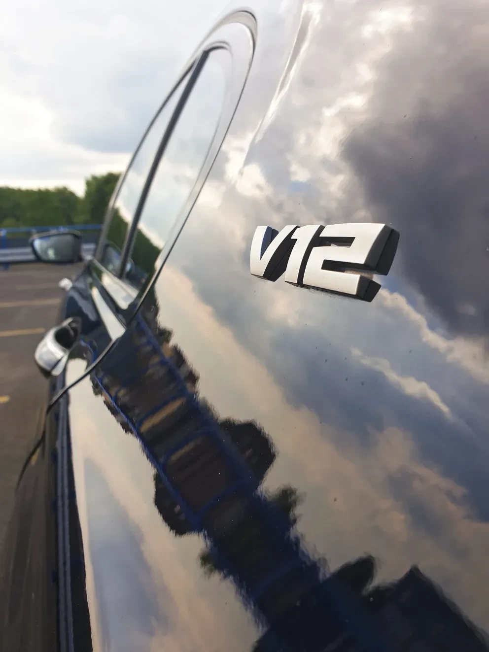 BMW M760Li Carbon Black Executive Lounche BMW Individual vollederen bekleding Tartufo G12
