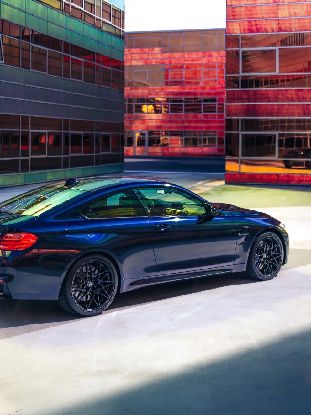 BMW M4 Coupe Individual Azurite Black Metallic uitgebreid lederen bekleding Amarobraun F32