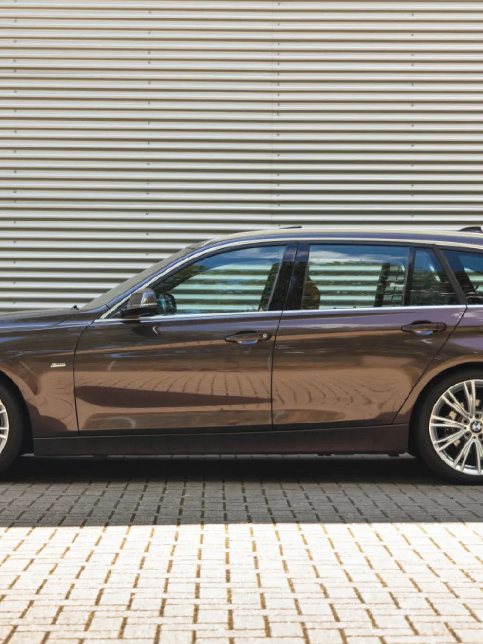 BMW 3-serie Touring 330i Individual Lak + Leder - Panorama - Memoryzetels - Head-up - Trekhaak 2