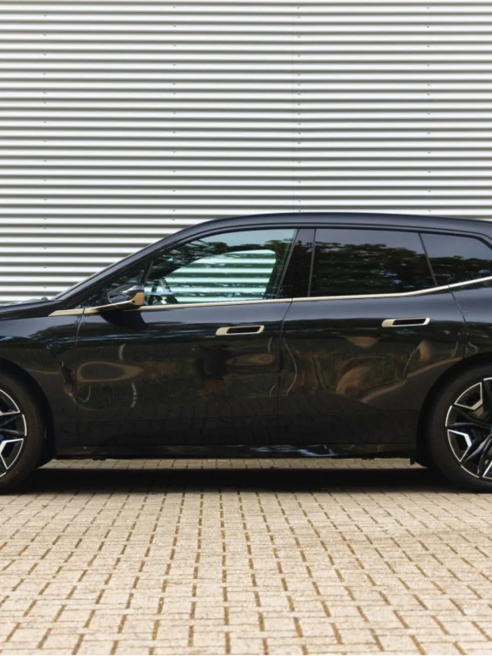 BMW iX xDrive50 - Bowers & Wilkins - black over black 8