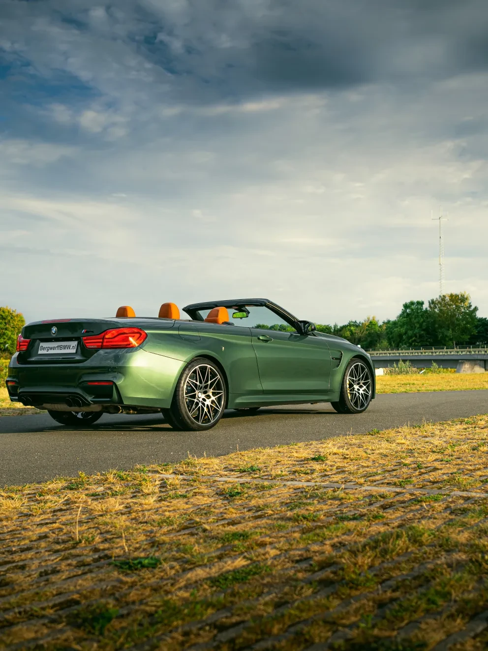 BMW M4 Competition Cabrio Individual Special Request Lakkleur Malachite Green metallic Individual volleder Gold Braun