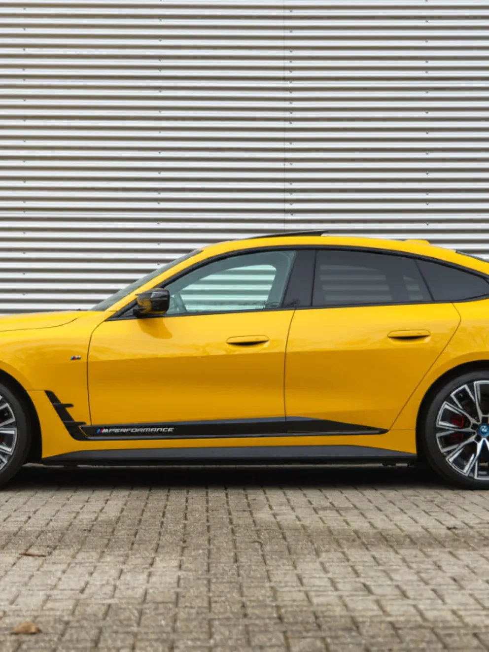 BMW i4 M50 Individual Speed Yellow met M Performance parts G26