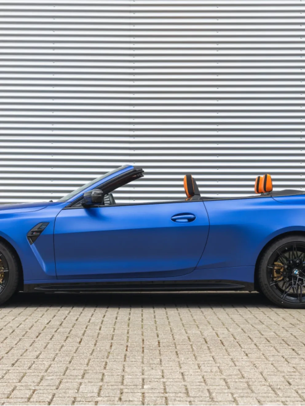 BMW M4 Cabrio xDrive Competition Portimao Blau Metallic Individual volleder Merino Kyalami Orange Schwarz