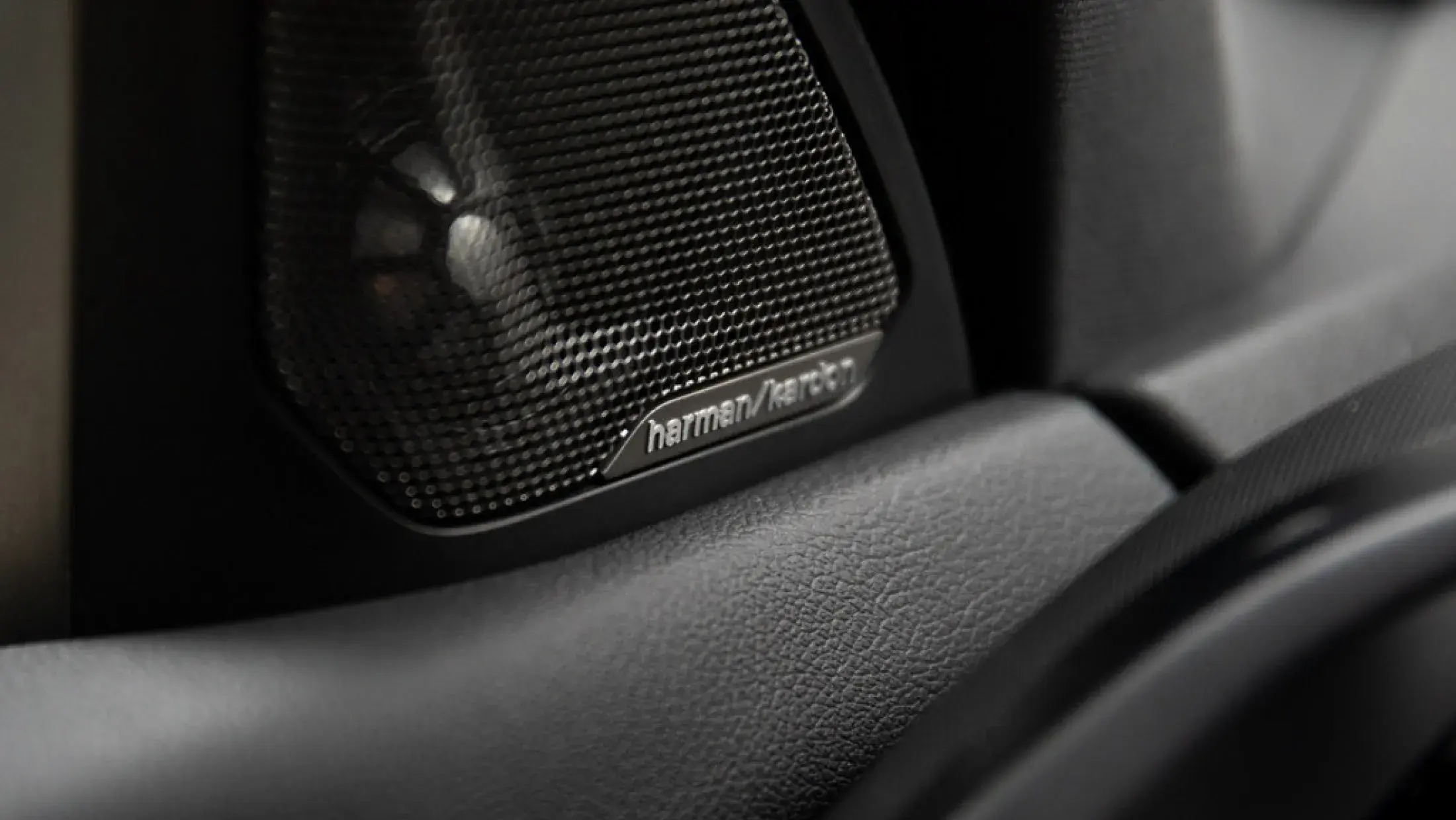 BMW 118i Minsano Blau Hatchback F40 M Sport Harman Kardon 2020 Bergwerff
