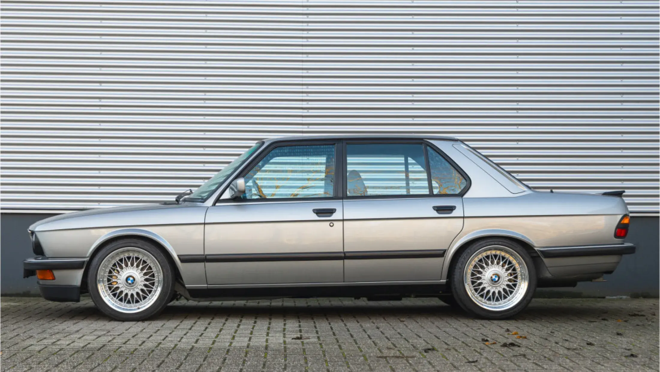 BMW M5 E28 Voll Restauratie Lachssilber Anthrazit buffalo leder interieur
