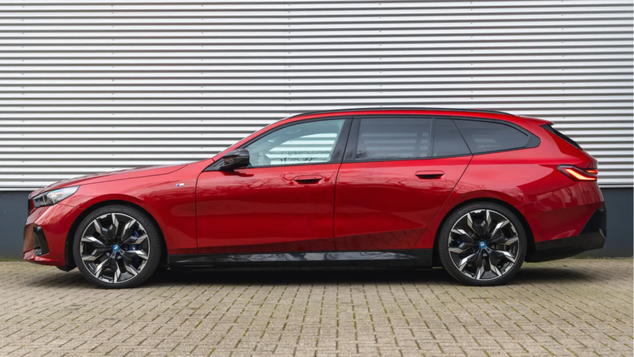 BMW i5 Touring M60 G61 Fire Rot metallic