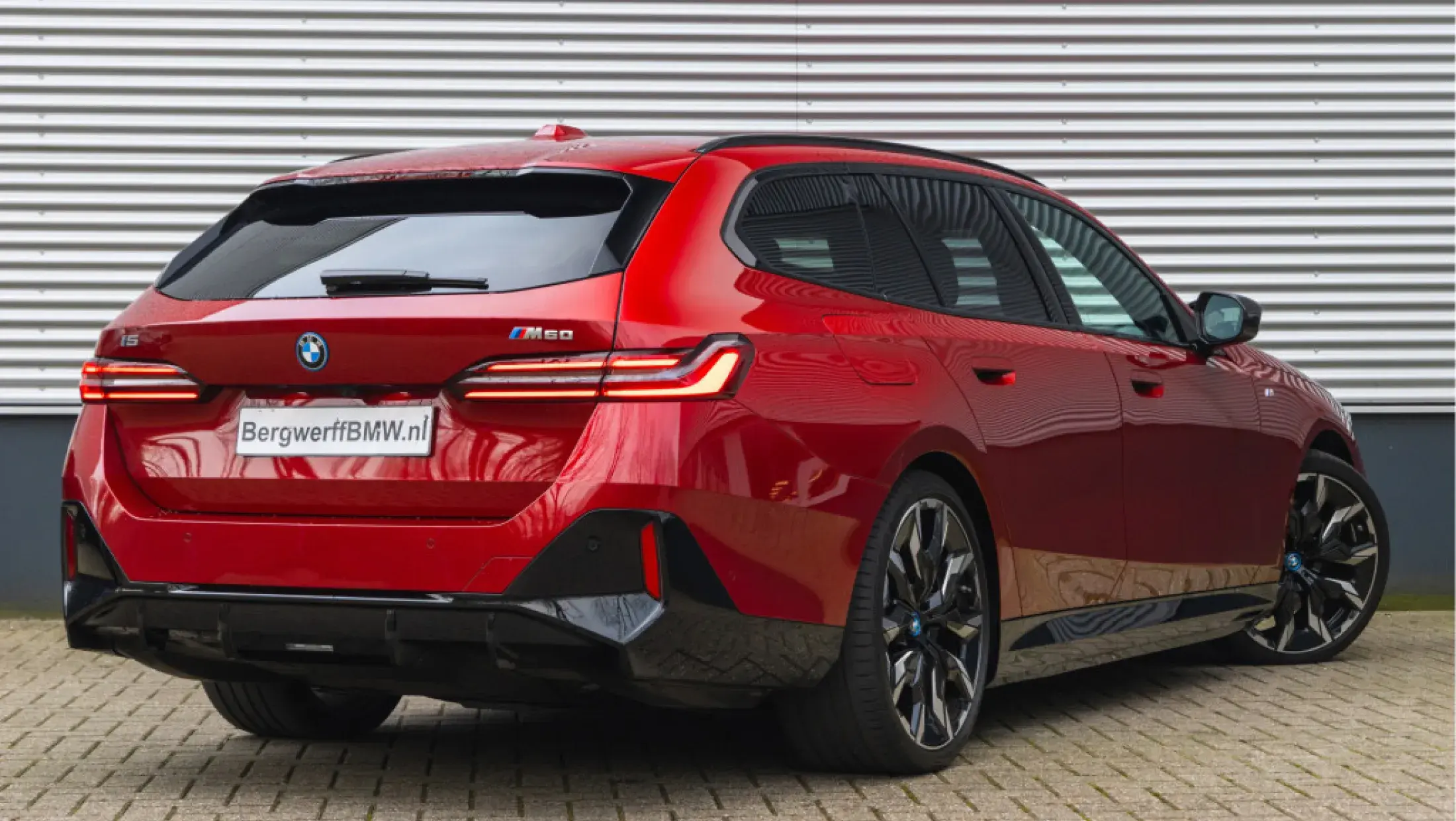BMW i5 Touring M60 G61 Fire Rot metallic