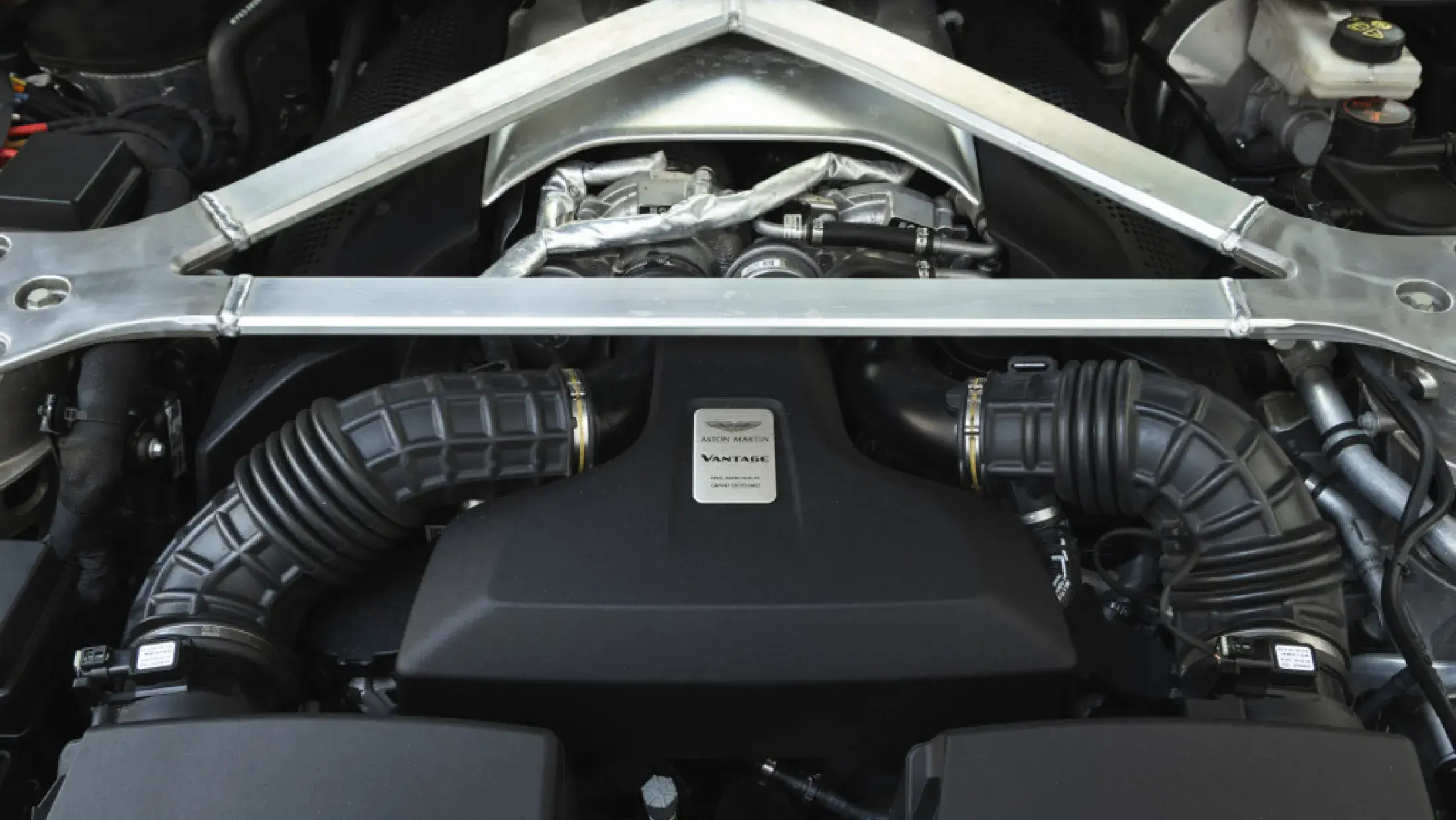Aston Martin Vantage 4.0 V8 Quantum Silver metallic