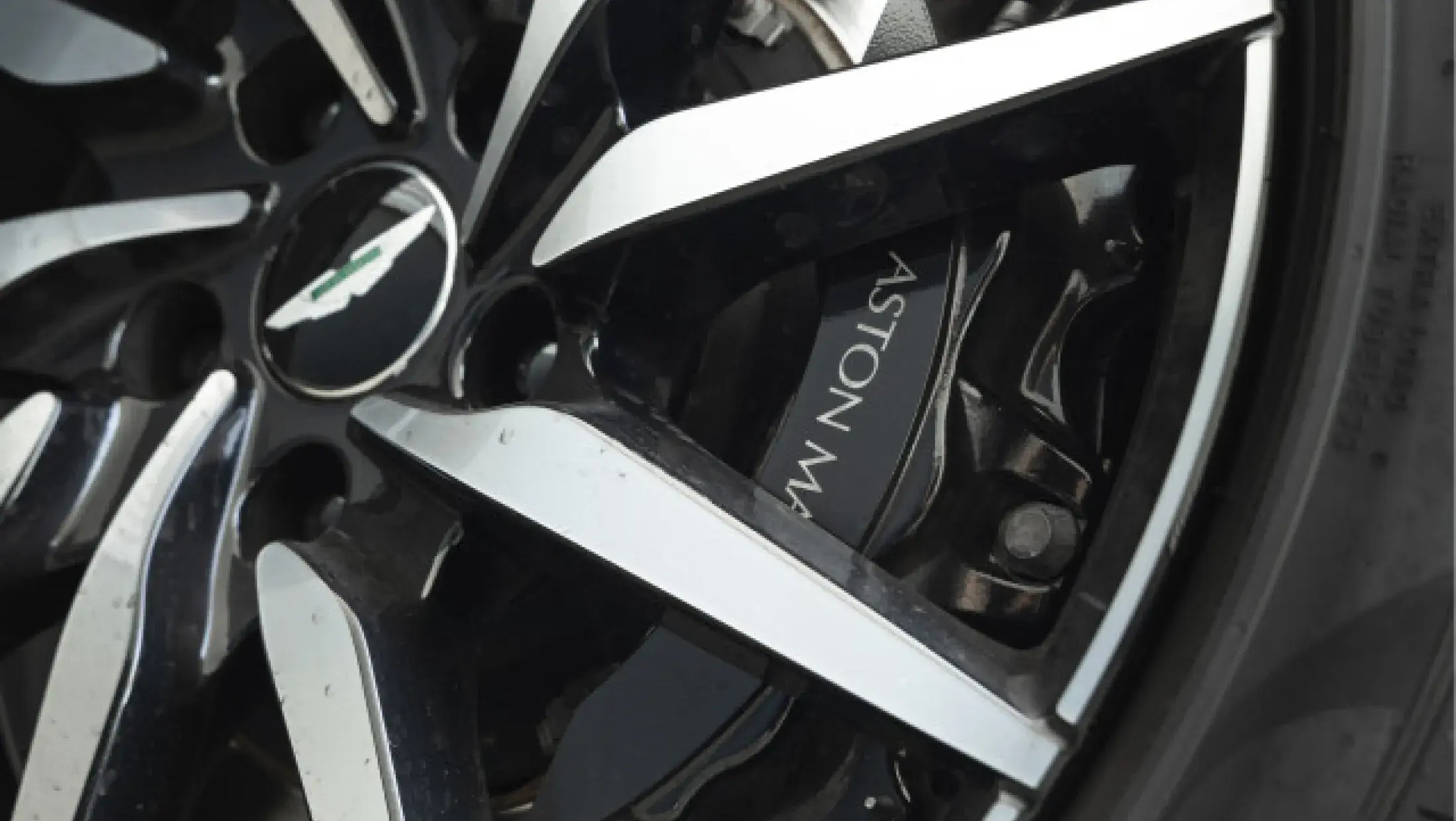 Aston Martin Vantage 4.0 V8 Quantum Silver metallic
