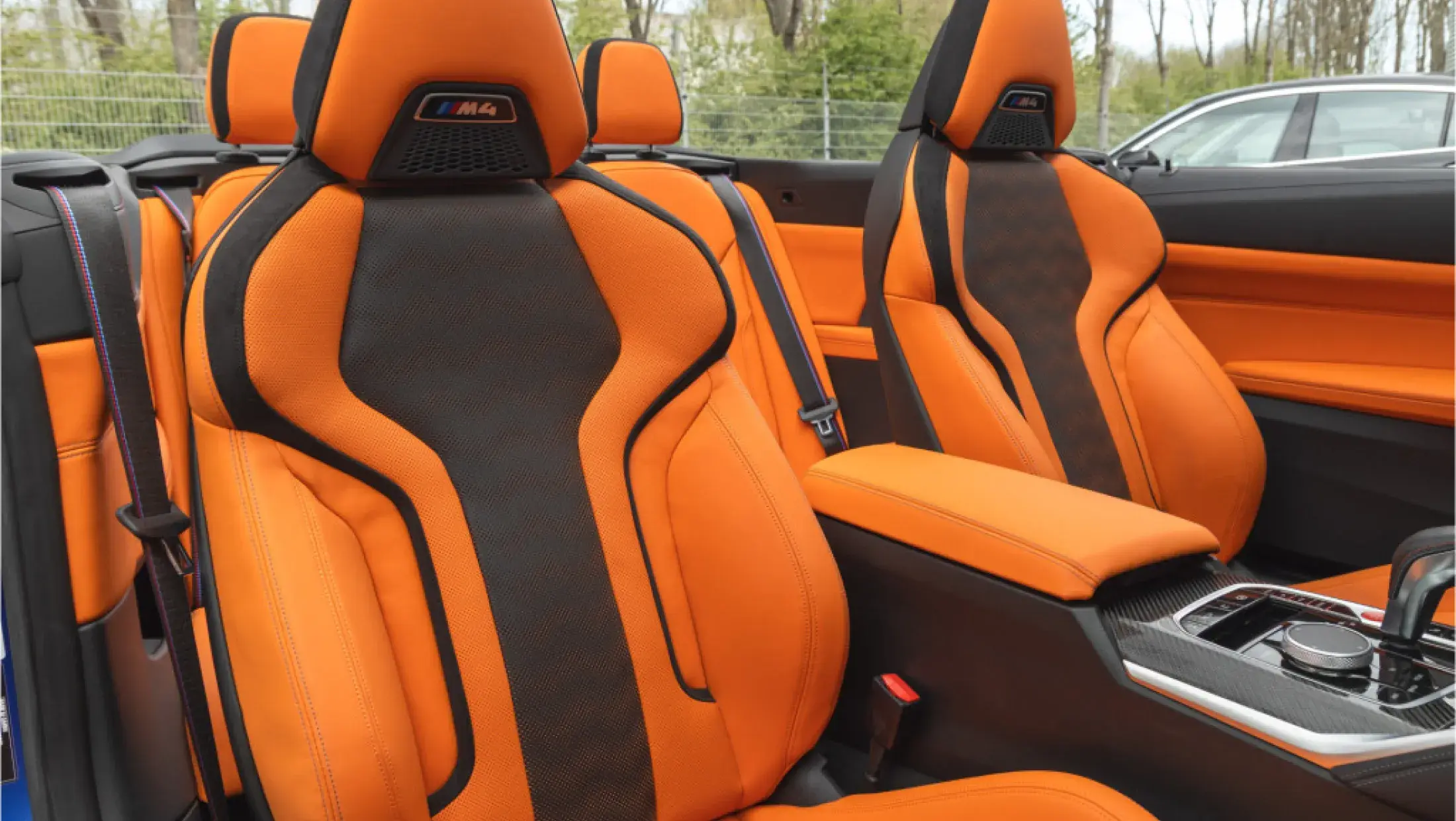BMW M4 Cabrio xDrive Competition Portimao Blau Metallic Individual volleder Merino Kyalami Orange Schwarz