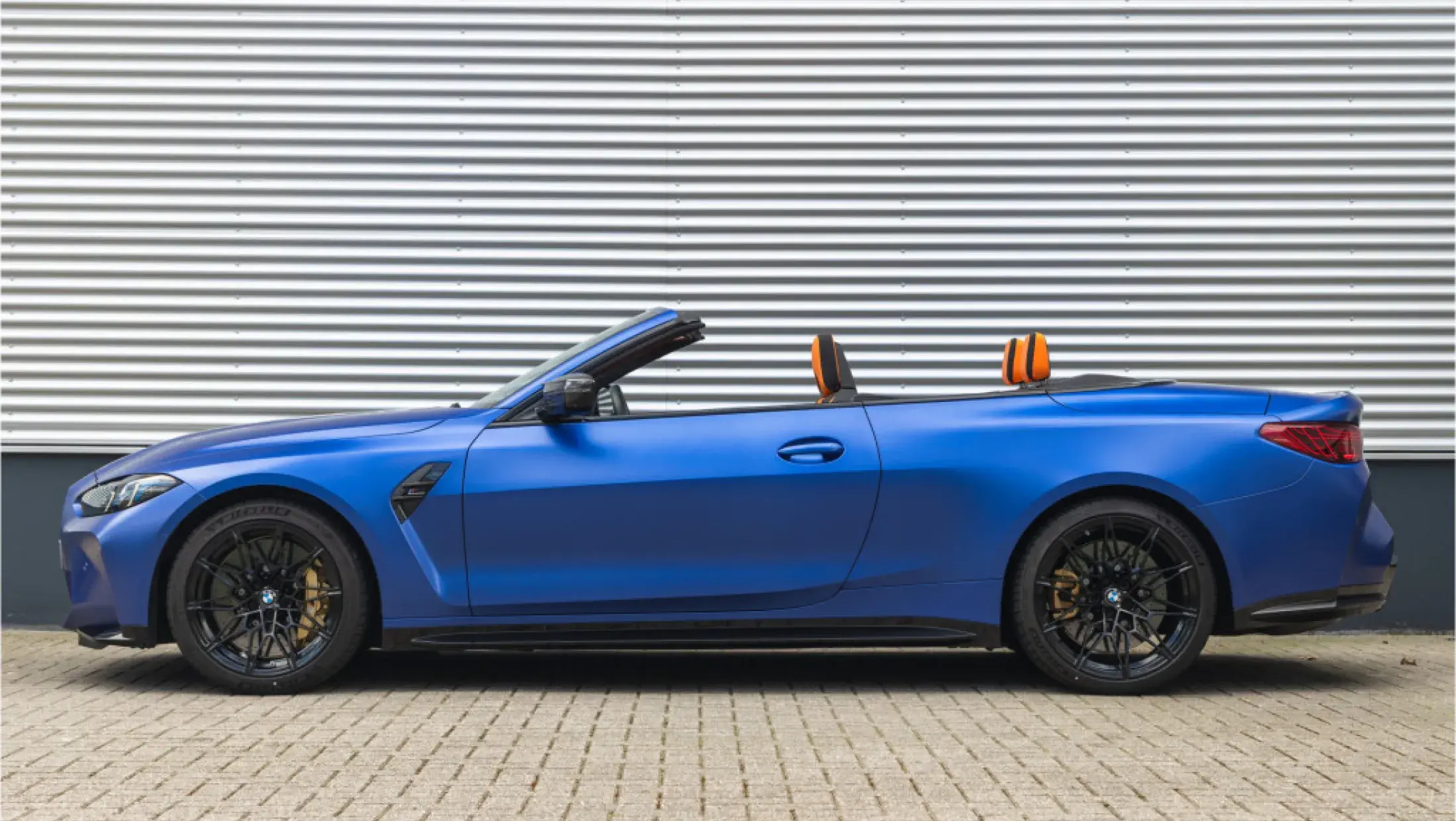 BMW M4 Cabrio xDrive Competition Portimao Blau Metallic Individual volleder Merino Kyalami Orange Schwarz