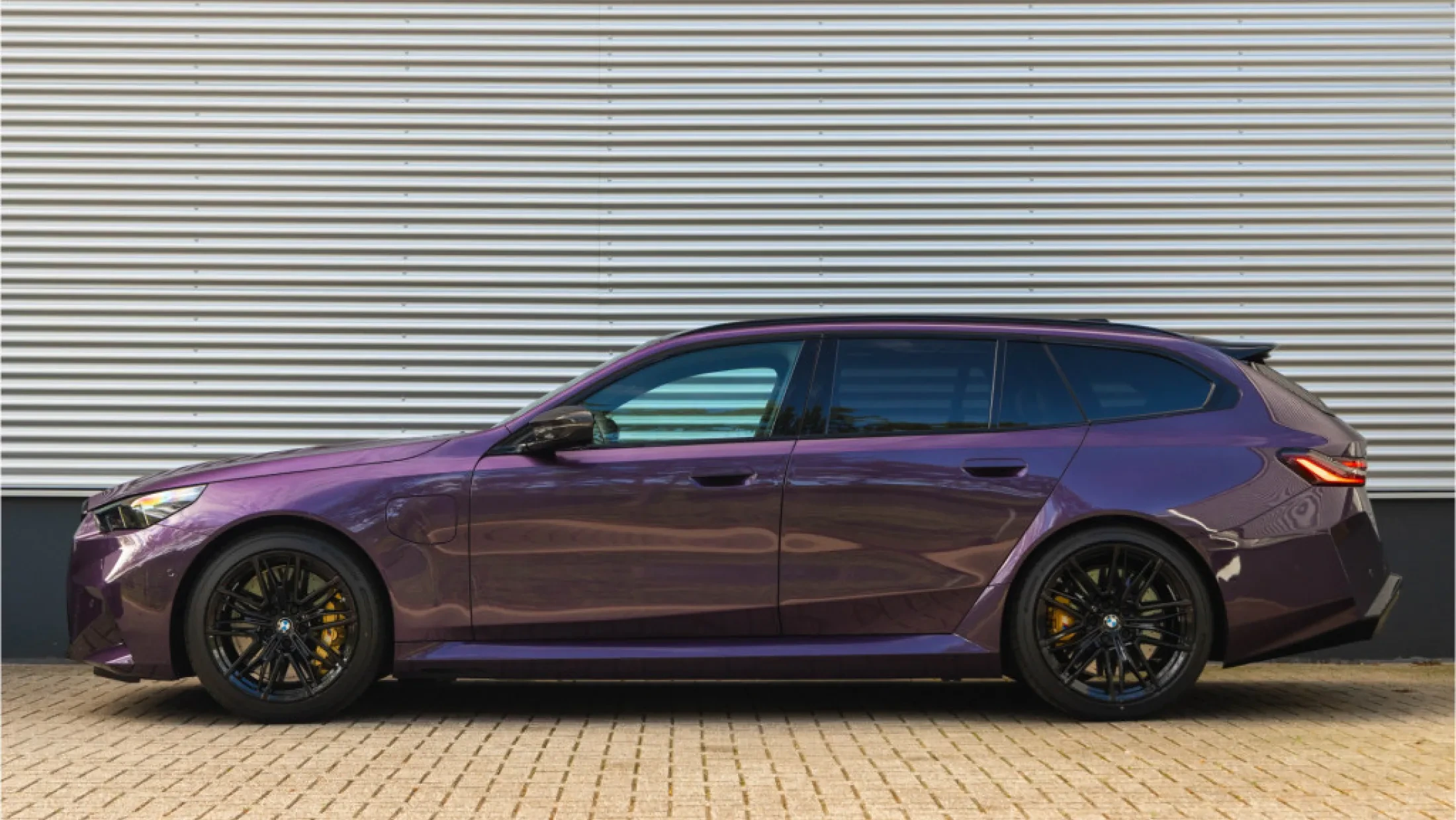 BMW M5 Touring Individual Daytonaviolett leder Meriono Silverstone Schwarz G99