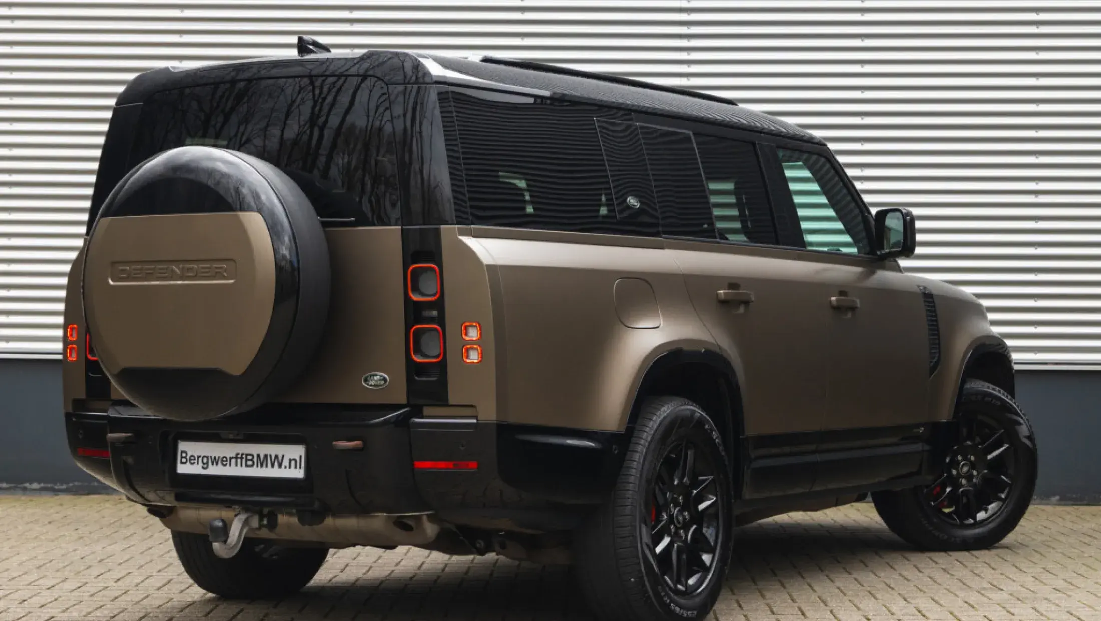 Land Rover Defender 130 P400 Gondwana Stone metallic