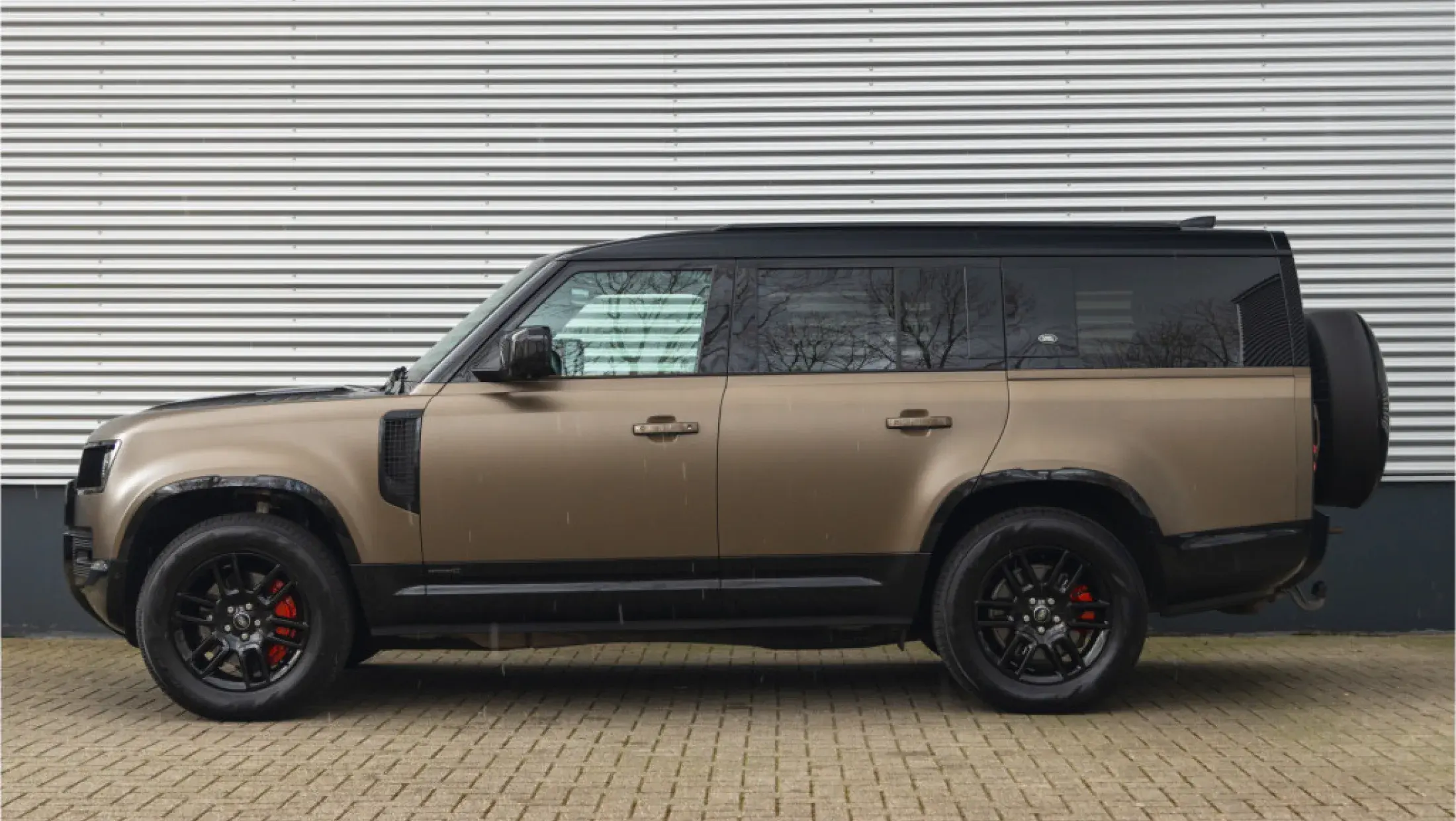 Land Rover Defender 130 P400 Gondwana Stone metallic