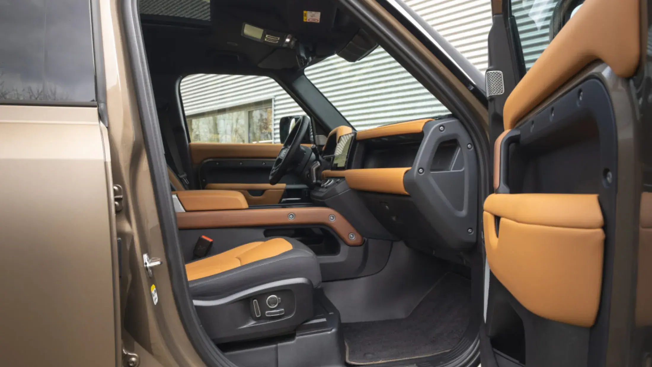 Land Rover Defender 130 P400 Gondwana Stone metallic