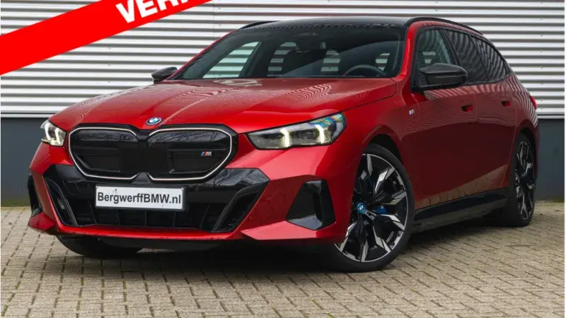BMW i5 Touring M60 G61 Fire Rot metallic